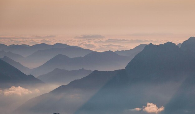 Landschaftliche Aussicht auf Berge gegen den Himmel bei Sonnenuntergang