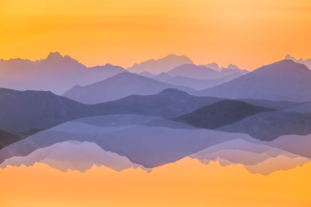 Landschaftliche Aussicht auf Berge gegen den Himmel bei Sonnenuntergang