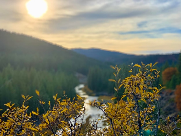 Landschaftliche Aussicht auf Berge gegen den Himmel bei Sonnenuntergang