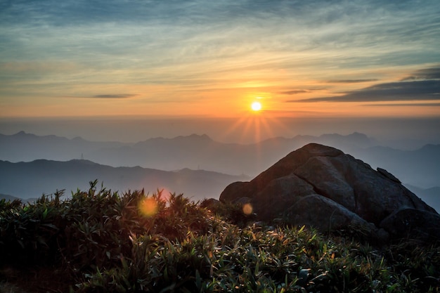 Landschaftliche Aussicht auf Berge gegen den Himmel bei Sonnenuntergang