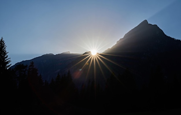 Foto landschaftliche aussicht auf berge gegen den himmel bei sonnenuntergang