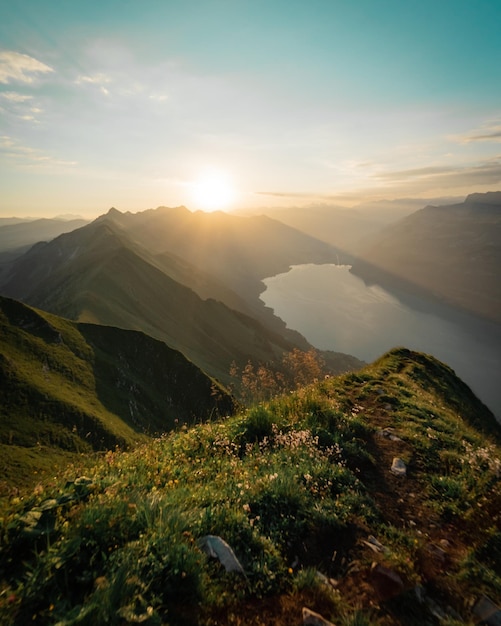 Landschaftliche Aussicht auf Berge gegen den Himmel bei Sonnenuntergang