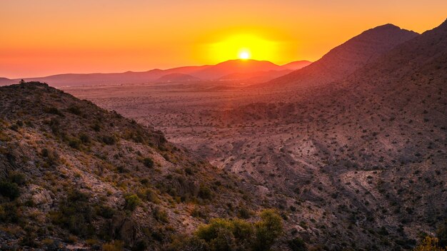 Foto landschaftliche aussicht auf berge gegen den himmel bei sonnenuntergang