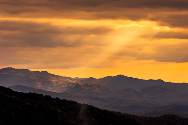 Landschaftliche Aussicht auf Berge gegen den Himmel bei Sonnenuntergang