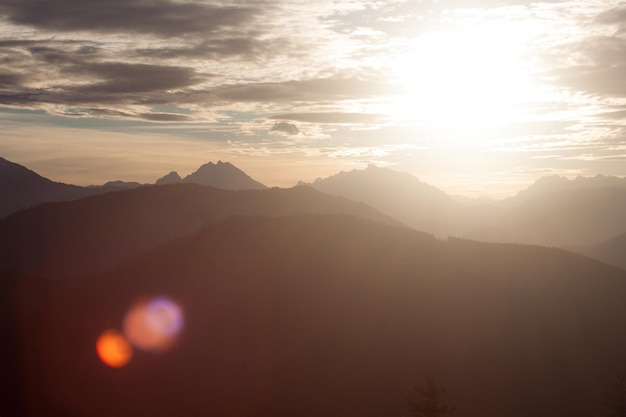 Landschaftliche Aussicht auf Berge gegen den Himmel bei Sonnenuntergang