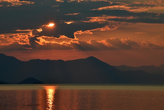 Landschaftliche Aussicht auf Berge gegen den Himmel bei Sonnenuntergang