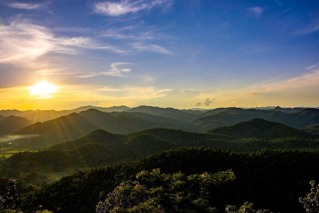 Landschaftliche Aussicht auf Berge gegen den Himmel bei Sonnenuntergang