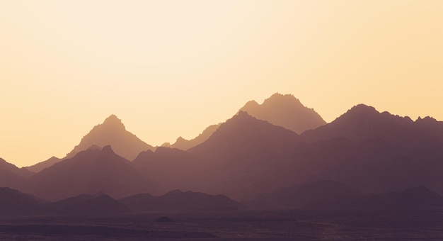 Landschaftliche Aussicht auf Berge gegen den Himmel bei Sonnenuntergang