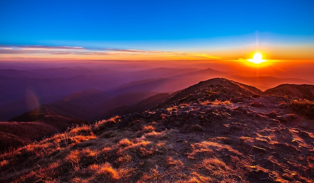 Foto landschaftliche aussicht auf berge gegen den himmel bei sonnenuntergang