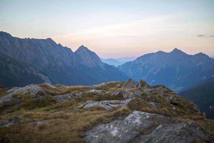 Foto landschaftliche aussicht auf berge gegen den himmel bei sonnenuntergang