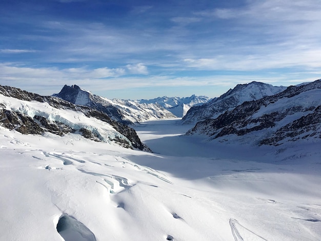 Landschaftliche Aussicht auf Berge gegen den Himmel im Winter