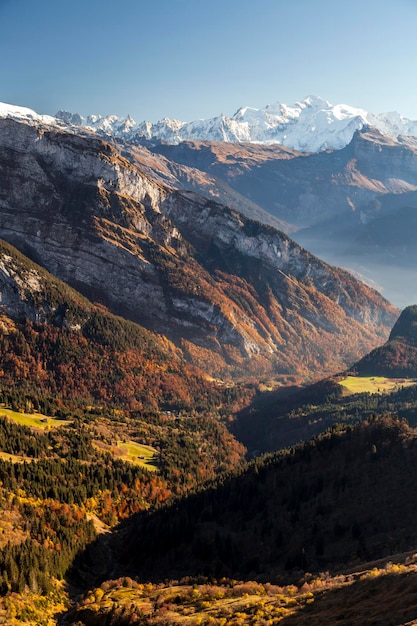 Landschaftliche Aussicht auf Berge gegen den Himmel im Winter