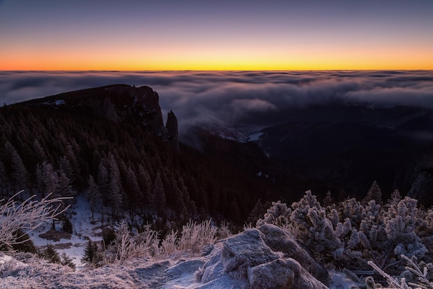 Landschaftliche Aussicht auf Berge gegen den Himmel im Winter