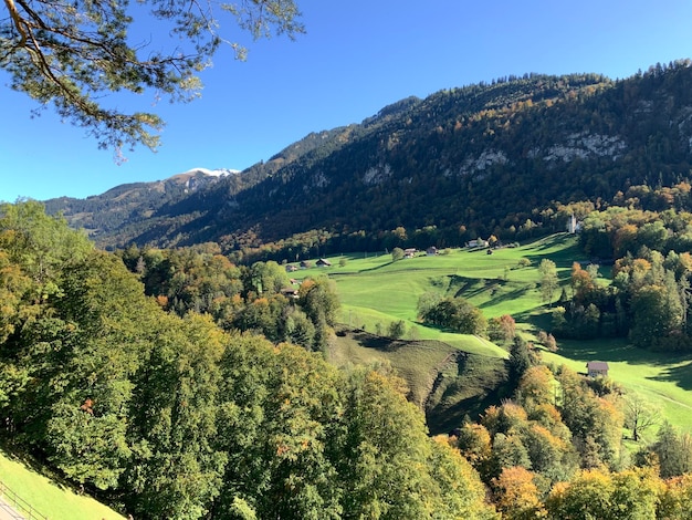 Landschaftliche Aussicht auf Berge gegen den Himmel