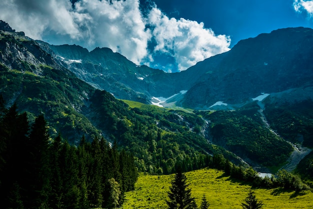 Landschaftliche Aussicht auf Berge gegen den Himmel