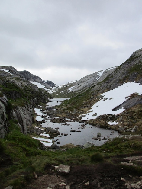 Landschaftliche Aussicht auf Berge gegen den Himmel