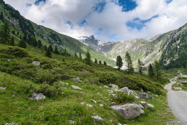 Landschaftliche Aussicht auf Berge gegen den Himmel