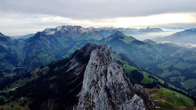 Landschaftliche Aussicht auf Berge gegen den Himmel