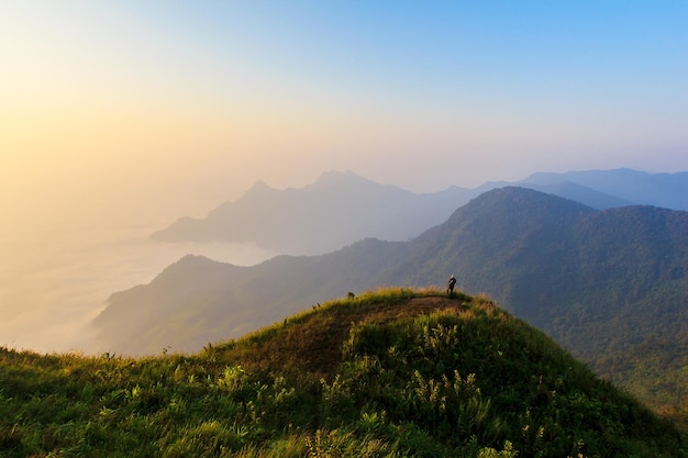 Landschaftliche Aussicht auf Berge gegen den Himmel