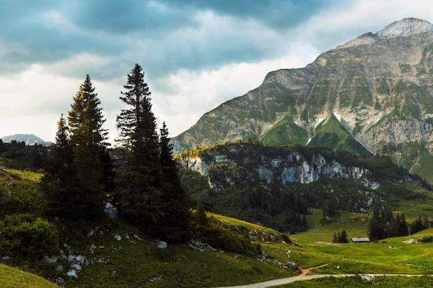 Landschaftliche Aussicht auf Berge gegen den Himmel