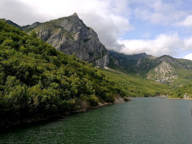 Foto landschaftliche aussicht auf berge gegen den himmel