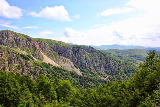 Landschaftliche Aussicht auf Berge gegen den Himmel
