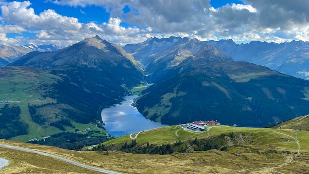 Landschaftliche Aussicht auf Berge gegen den Himmel