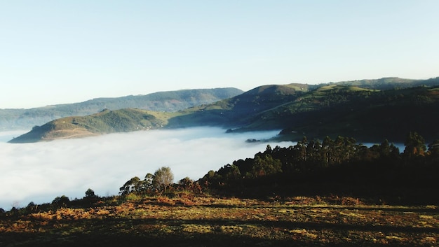 Landschaftliche Aussicht auf Berge gegen den Himmel