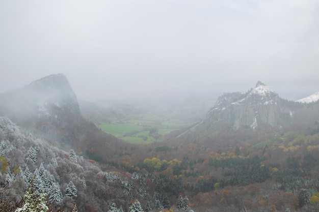 Landschaftliche Aussicht auf Berge gegen den Himmel