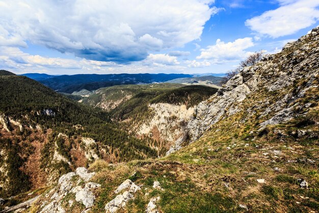 Landschaftliche Aussicht auf Berge gegen den Himmel