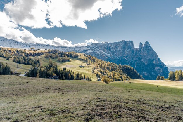 Landschaftliche Aussicht auf Berge gegen den Himmel