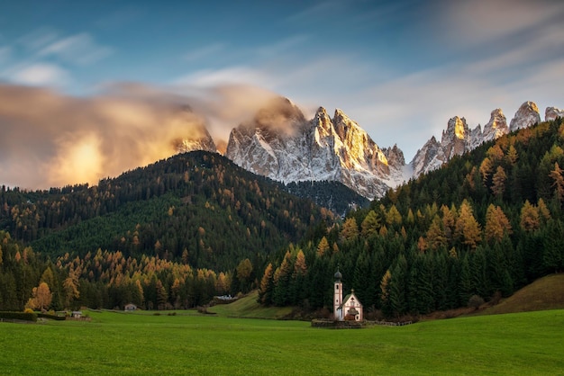 Landschaftliche Aussicht auf Berge gegen den Himmel