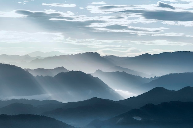 Landschaftliche Aussicht auf Berge gegen den Himmel