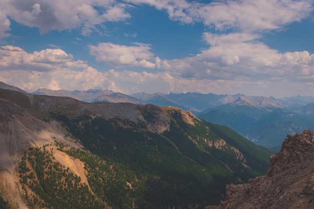 Landschaftliche Aussicht auf Berge gegen den Himmel