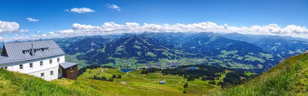 Landschaftliche Aussicht auf Berge gegen den Himmel