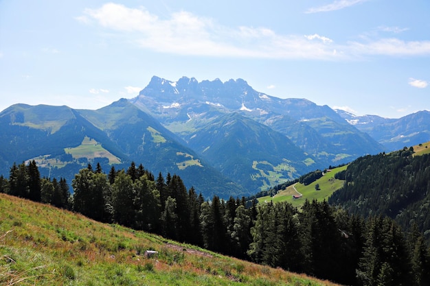 Landschaftliche Aussicht auf Berge gegen den Himmel