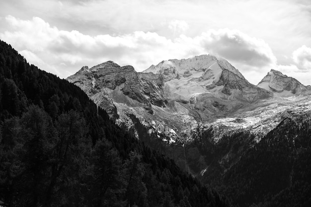 Landschaftliche Aussicht auf Berge gegen den Himmel