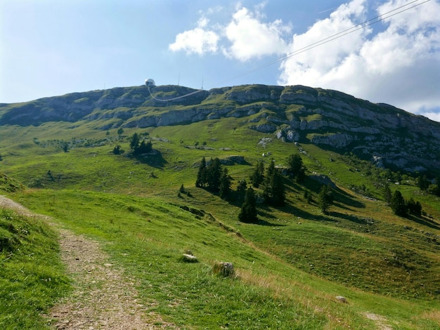 Landschaftliche Aussicht auf Berge gegen den Himmel