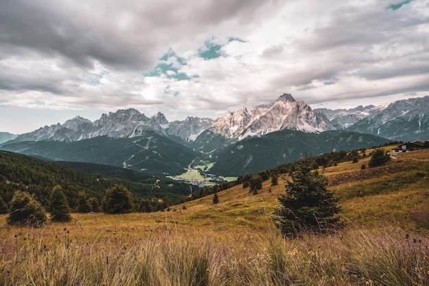 Landschaftliche Aussicht auf Berge gegen den Himmel