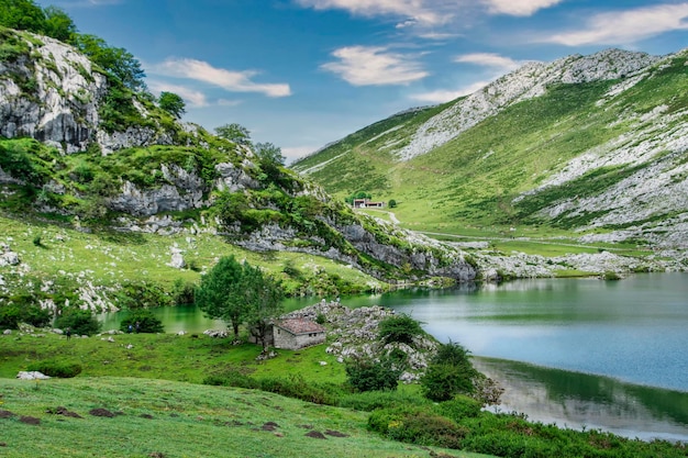 Landschaftliche Aussicht auf Berge gegen den Himmel