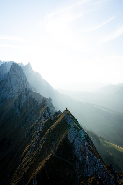 Landschaftliche Aussicht auf Berge gegen den Himmel