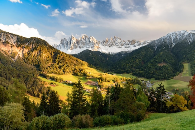Landschaftliche Aussicht auf Berge gegen den Himmel