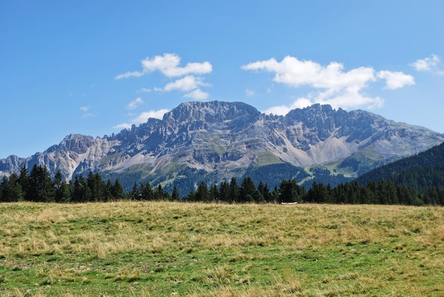 Landschaftliche Aussicht auf Berge gegen den Himmel