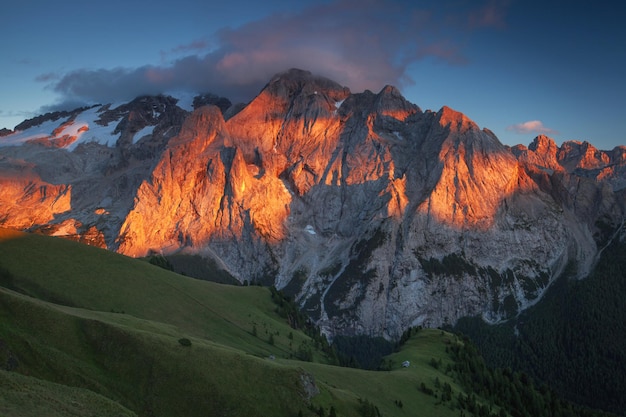 Landschaftliche Aussicht auf Berge gegen den Himmel