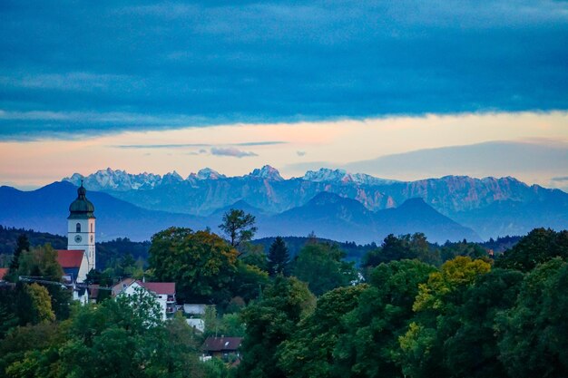 Foto landschaftliche aussicht auf berge und bäume gegen den himmel