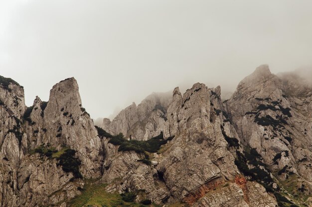 Foto landschaftliche aussicht auf berge vor klarem himmel bei nebligem wetter