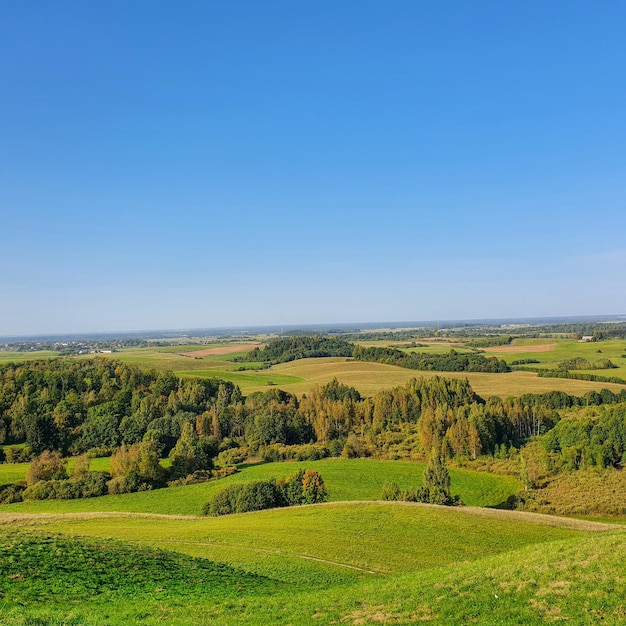 Foto landschaftliche aussicht auf das feld vor klarem himmel