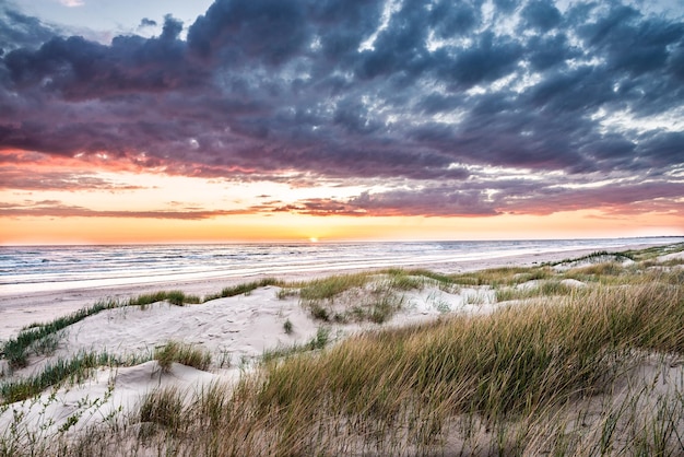 Foto landschaftliche aussicht auf das meer gegen den himmel beim sonnenuntergang