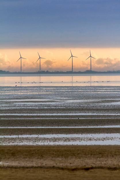 Landschaftliche Aussicht auf das Meer gegen den Himmel beim Sonnenuntergang