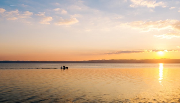 Landschaftliche Aussicht auf das Meer gegen den Himmel beim Sonnenuntergang